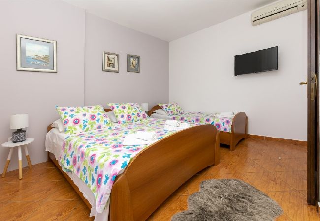 Apartment in Omiš - Apartment in Omiš with Seaview, Loggia, Air condition, WIFI (5129-4) Apartment in Omiš - Apartment in Omiš with Seaview, Loggia, Air condition, WIFI (5129-4)