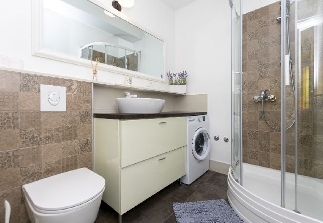 Apartment in Omiš - Apartment in Omiš with Terrace, Air condition, WIFI, Washing machine (5129-1) Apartment in Omiš - Apartment in Omiš with Terrace, Air condition, WIFI, Washing machine (5129-1)