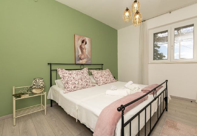 Apartment in Omiš - Apartment in Omiš with Terrace, Air condition, WIFI, Washing machine (5129-1) Apartment in Omiš - Apartment in Omiš with Terrace, Air condition, WIFI, Washing machine (5129-1)