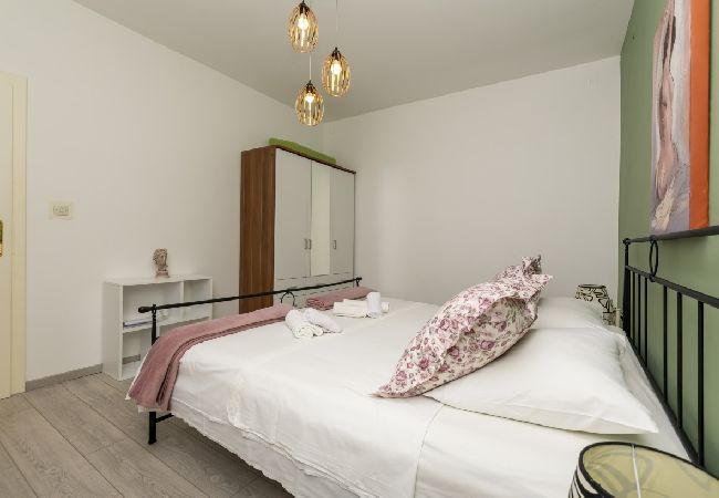 Apartment in Omiš - Apartment in Omiš with Terrace, Air condition, WIFI, Washing machine (5129-1) Apartment in Omiš - Apartment in Omiš with Terrace, Air condition, WIFI, Washing machine (5129-1)