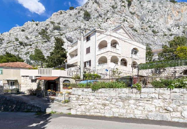 Apartment in Omiš - Apartment in Omiš with Terrace, Air condition, WIFI, Washing machine (5129-1) Apartment in Omiš - Apartment in Omiš with Terrace, Air condition, WIFI, Washing machine (5129-1)