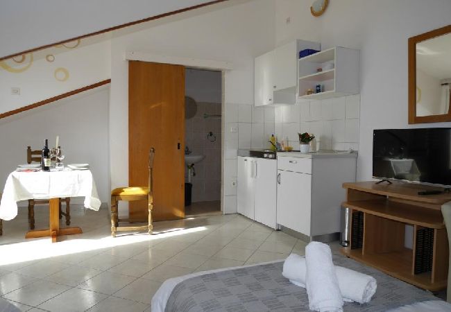 Studio in Dugi Rat - Studio apartment in Dugi Rat with Seaview, Balcony, Air condition, WIFI (5132-5) Studio in Dugi Rat - Studio apartment in Dugi Rat with Seaview, Balcony, Air condition, WIFI (5132-5)