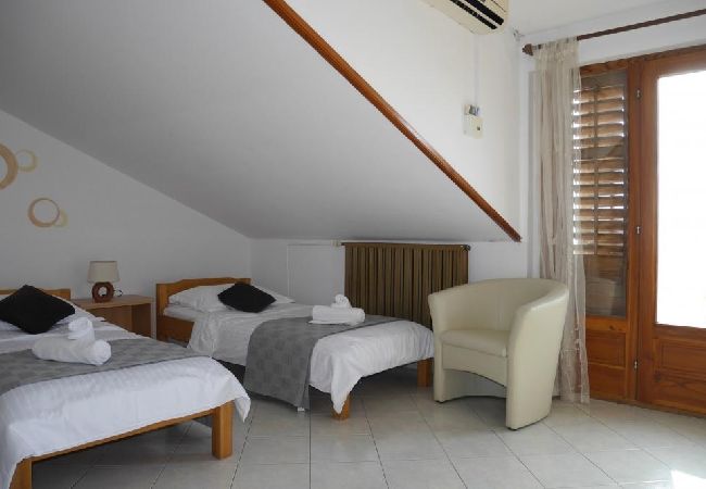 Studio in Dugi Rat - Studio apartment in Dugi Rat with Seaview, Balcony, Air condition, WIFI (5132-5) Studio in Dugi Rat - Studio apartment in Dugi Rat with Seaview, Balcony, Air condition, WIFI (5132-5)