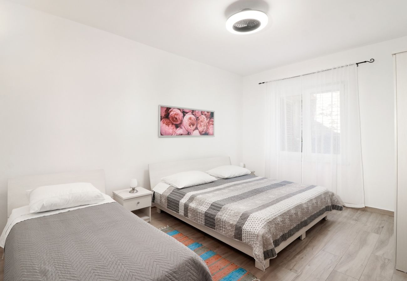 Apartment in Primošten - Apartment in Primošten with Seaview, Terrace, Air condition, WIFI (5155-1)