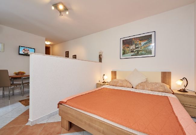 Studio in Mastrinka - Studio apartment in Mastrinka with Loggia, Air condition, WIFI, Washing machine (5159-1) Studio in Mastrinka - Studio apartment in Mastrinka with Loggia, Air condition, WIFI, Washing machine (5159-1)