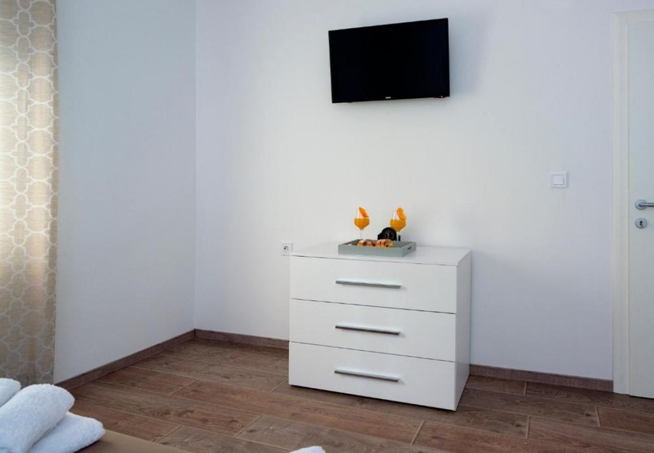 Apartment in Kaštel Kambelovac - Apartment in Kaštel Kambelovac with Seaview, Air condition, WIFI, Washing machine (4483-2)