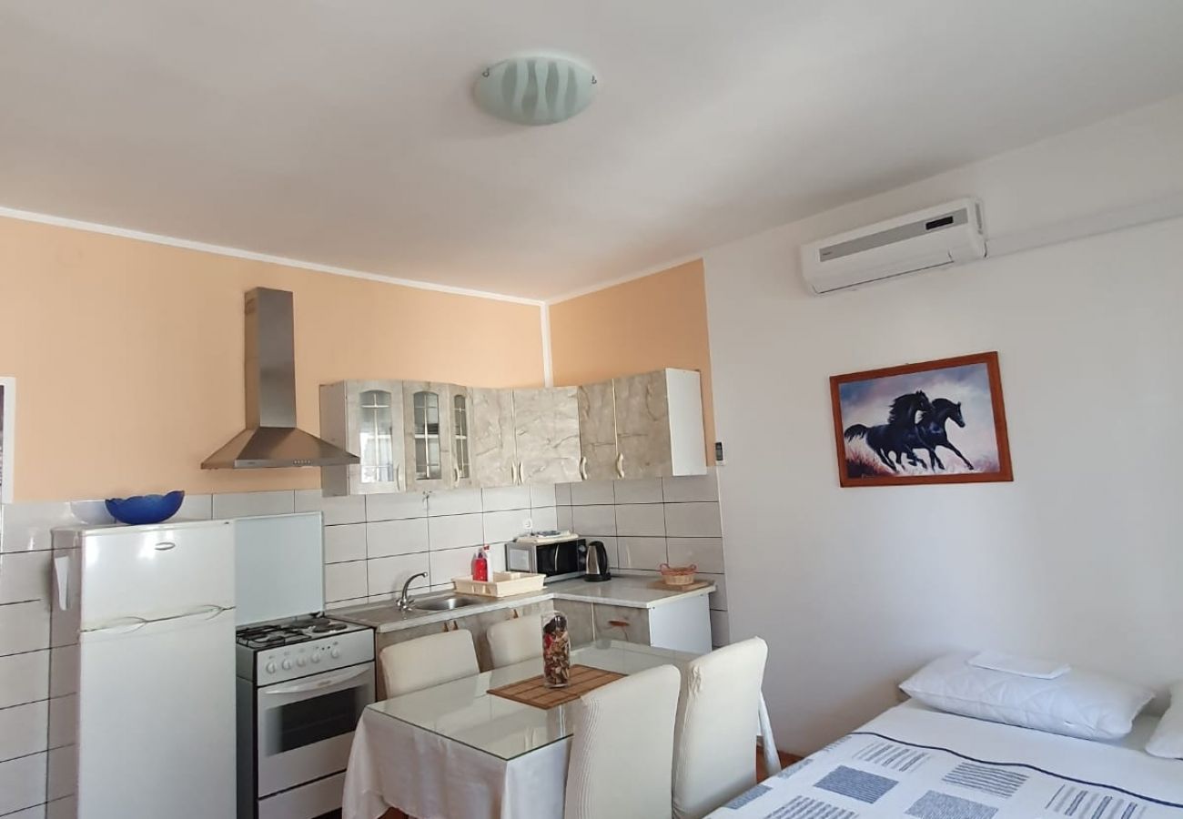 Apartment in Sibenik - Apartment in Brodarica with Balcony, Air condition, WIFI (5185-2)