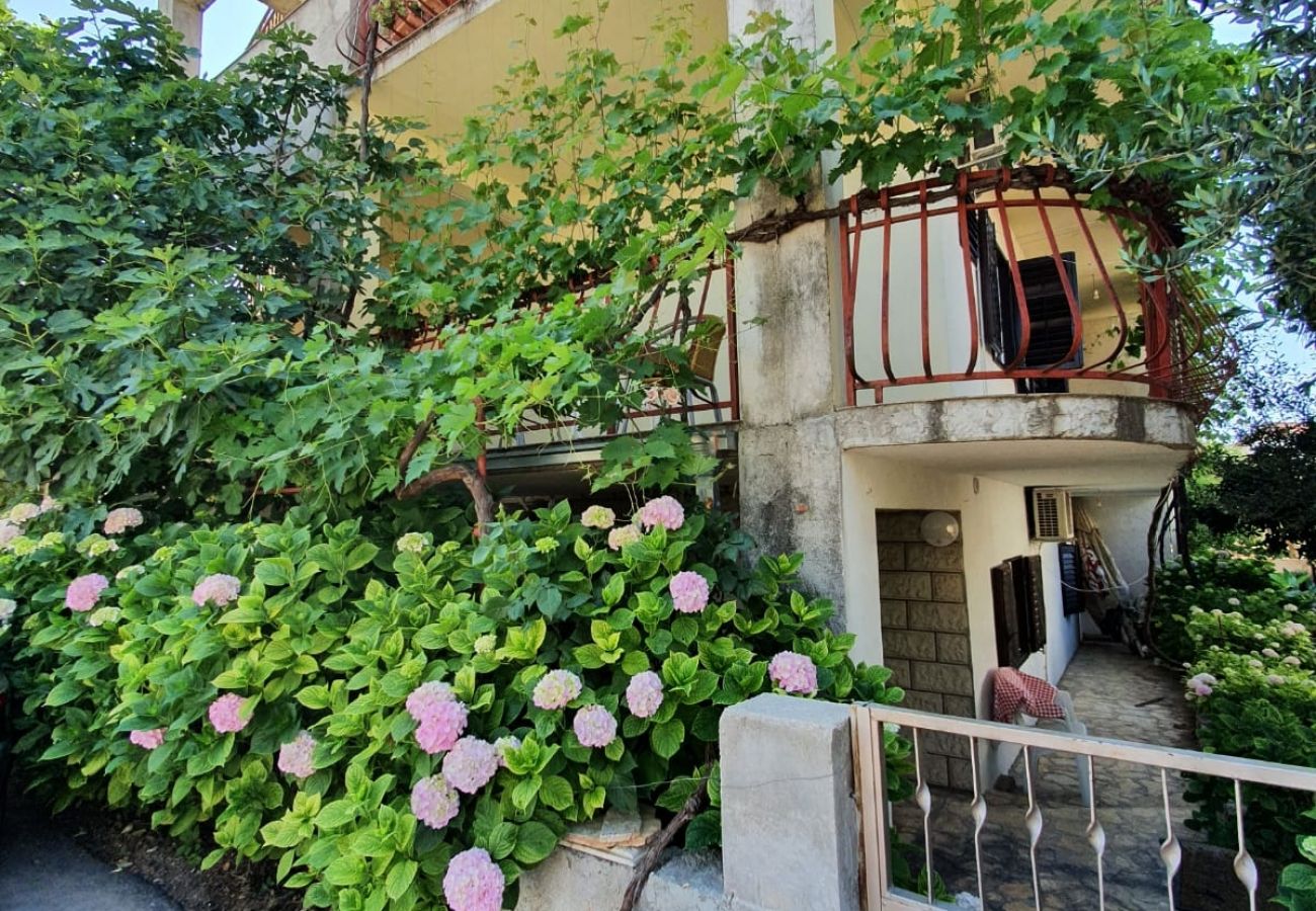 Apartment in Sibenik - Apartment in Brodarica with Balcony, Air condition, WIFI (5185-2)