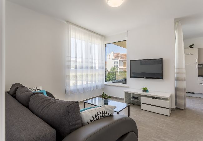 Apartment in Podstrana - Apartment in Podstrana-Sv.Martin with Balcony, Air condition, WIFI, Washing machine (4777-2) Apartment in Podstrana - Apartment in Podstrana-Sv.Martin with Balcony, Air condition, WIFI, Washing machine (4777-2)