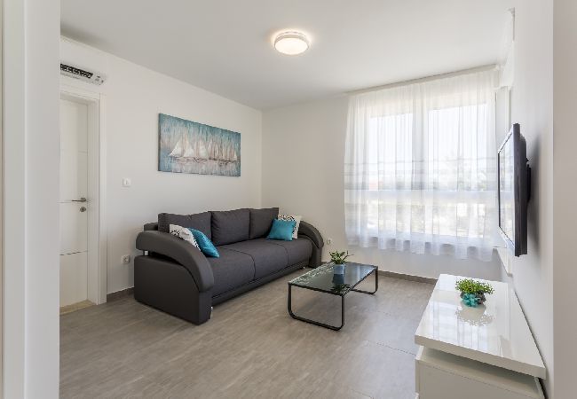 Apartment in Podstrana - Apartment in Podstrana-Sv.Martin with Balcony, Air condition, WIFI, Washing machine (4777-2) Apartment in Podstrana - Apartment in Podstrana-Sv.Martin with Balcony, Air condition, WIFI, Washing machine (4777-2)