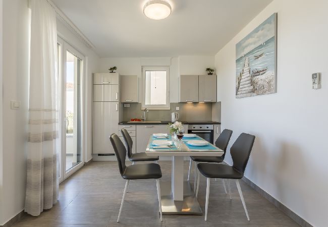 Apartment in Podstrana - Apartment in Podstrana-Sv.Martin with Balcony, Air condition, WIFI, Washing machine (4777-2) Apartment in Podstrana - Apartment in Podstrana-Sv.Martin with Balcony, Air condition, WIFI, Washing machine (4777-2)