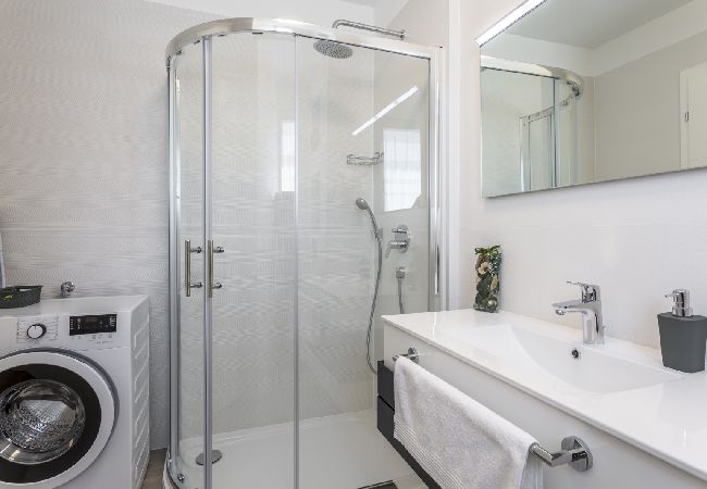 Apartment in Podstrana - Apartment in Podstrana-Sv.Martin with Balcony, Air condition, WIFI, Washing machine (4777-2) Apartment in Podstrana - Apartment in Podstrana-Sv.Martin with Balcony, Air condition, WIFI, Washing machine (4777-2)