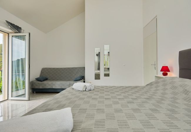 Apartment in Saplunara - Apartment in Saplunara with Seaview, Balcony, Air condition, WIFI (5197-3) Apartment in Saplunara - Apartment in Saplunara with Seaview, Balcony, Air condition, WIFI (5197-3)