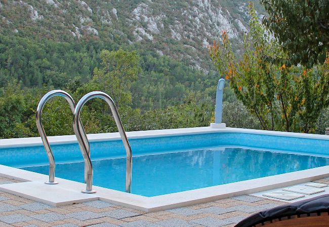 House in Omiš - Holiday Home in Omiš with Terrace, Air condition, WIFI, Washing machine (5202-1) House in Omiš - Holiday Home in Omiš with Terrace, Air condition, WIFI, Washing machine (5202-1)