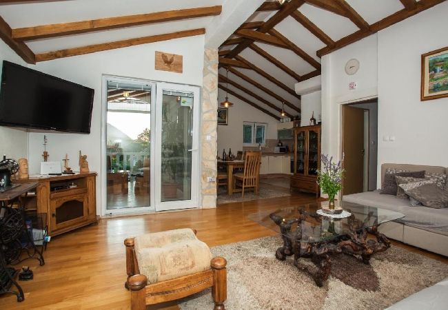 House in Omiš - Holiday Home in Omiš with Terrace, Air condition, WIFI, Washing machine (5202-1) House in Omiš - Holiday Home in Omiš with Terrace, Air condition, WIFI, Washing machine (5202-1)