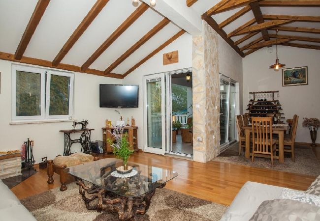 House in Omiš - Holiday Home in Omiš with Terrace, Air condition, WIFI, Washing machine (5202-1) House in Omiš - Holiday Home in Omiš with Terrace, Air condition, WIFI, Washing machine (5202-1)