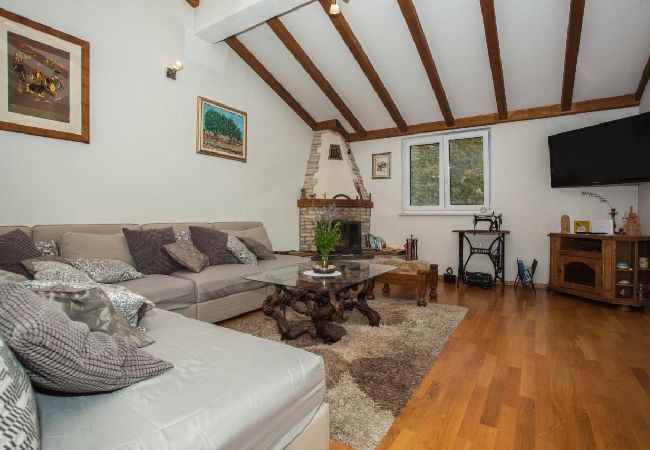 House in Omiš - Holiday Home in Omiš with Terrace, Air condition, WIFI, Washing machine (5202-1) House in Omiš - Holiday Home in Omiš with Terrace, Air condition, WIFI, Washing machine (5202-1)