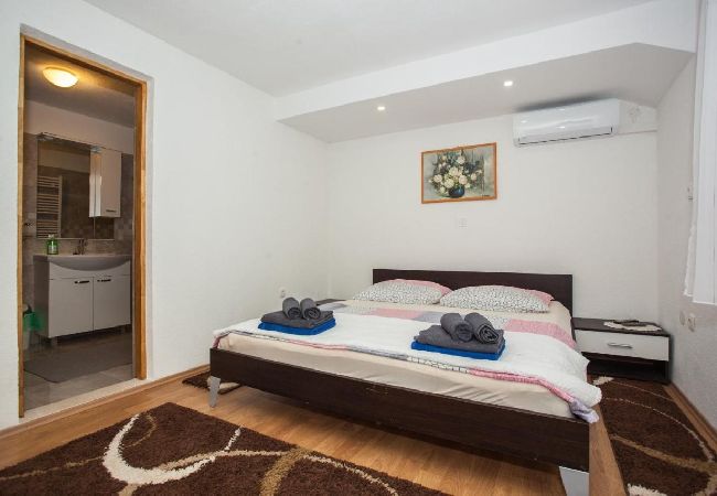House in Omiš - Holiday Home in Omiš with Terrace, Air condition, WIFI, Washing machine (5202-1) House in Omiš - Holiday Home in Omiš with Terrace, Air condition, WIFI, Washing machine (5202-1)