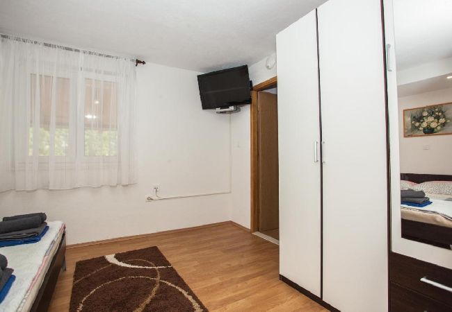 House in Omiš - Holiday Home in Omiš with Terrace, Air condition, WIFI, Washing machine (5202-1) House in Omiš - Holiday Home in Omiš with Terrace, Air condition, WIFI, Washing machine (5202-1)