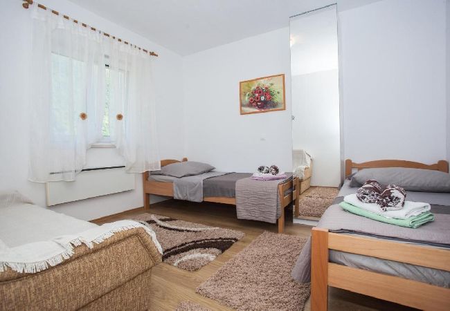 House in Omiš - Holiday Home in Omiš with Terrace, Air condition, WIFI, Washing machine (5202-1) House in Omiš - Holiday Home in Omiš with Terrace, Air condition, WIFI, Washing machine (5202-1)
