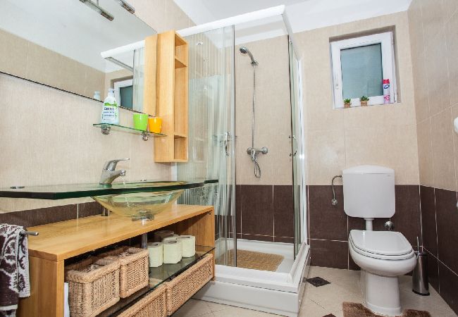 House in Omiš - Holiday Home in Omiš with Terrace, Air condition, WIFI, Washing machine (5202-1) House in Omiš - Holiday Home in Omiš with Terrace, Air condition, WIFI, Washing machine (5202-1)