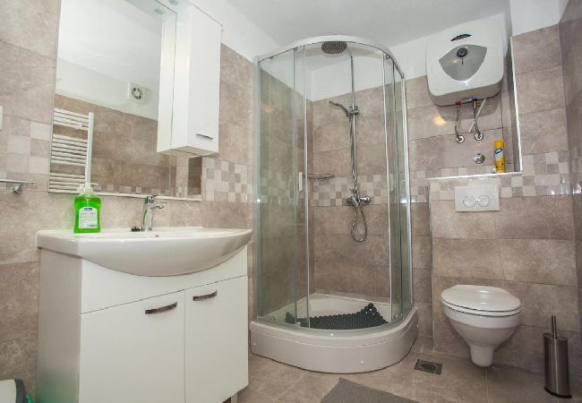 House in Omiš - Holiday Home in Omiš with Terrace, Air condition, WIFI, Washing machine (5202-1) House in Omiš - Holiday Home in Omiš with Terrace, Air condition, WIFI, Washing machine (5202-1)