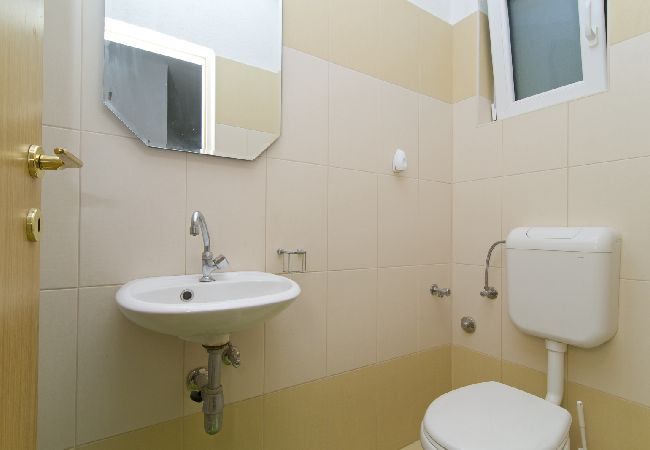 House in Omiš - Holiday Home in Omiš with Terrace, Air condition, WIFI, Washing machine (5202-1) House in Omiš - Holiday Home in Omiš with Terrace, Air condition, WIFI, Washing machine (5202-1)