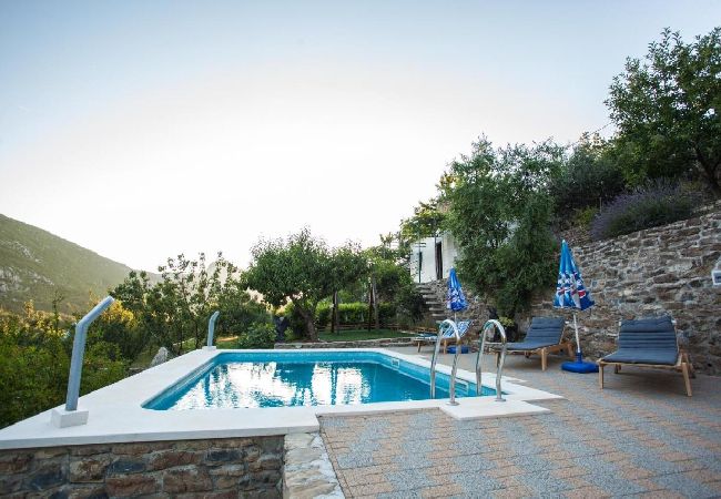 House in Omiš - Holiday Home in Omiš with Terrace, Air condition, WIFI, Washing machine (5202-1) House in Omiš - Holiday Home in Omiš with Terrace, Air condition, WIFI, Washing machine (5202-1)