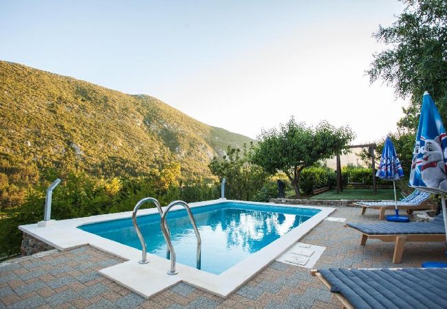 House in Omiš - Holiday Home in Omiš with Terrace, Air condition, WIFI, Washing machine (5202-1) House in Omiš - Holiday Home in Omiš with Terrace, Air condition, WIFI, Washing machine (5202-1)