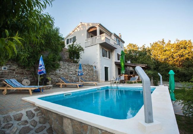 House in Omiš - Holiday Home in Omiš with Terrace, Air condition, WIFI, Washing machine (5202-1) House in Omiš - Holiday Home in Omiš with Terrace, Air condition, WIFI, Washing machine (5202-1)