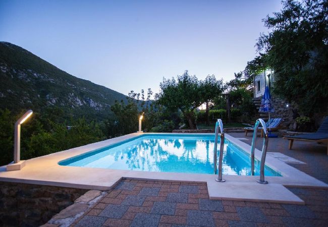 House in Omiš - Holiday Home in Omiš with Terrace, Air condition, WIFI, Washing machine (5202-1) House in Omiš - Holiday Home in Omiš with Terrace, Air condition, WIFI, Washing machine (5202-1)