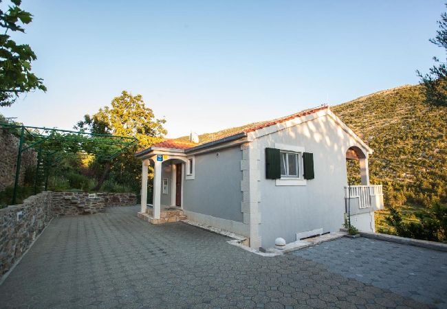 House in Omiš - Holiday Home in Omiš with Terrace, Air condition, WIFI, Washing machine (5202-1) House in Omiš - Holiday Home in Omiš with Terrace, Air condition, WIFI, Washing machine (5202-1)
