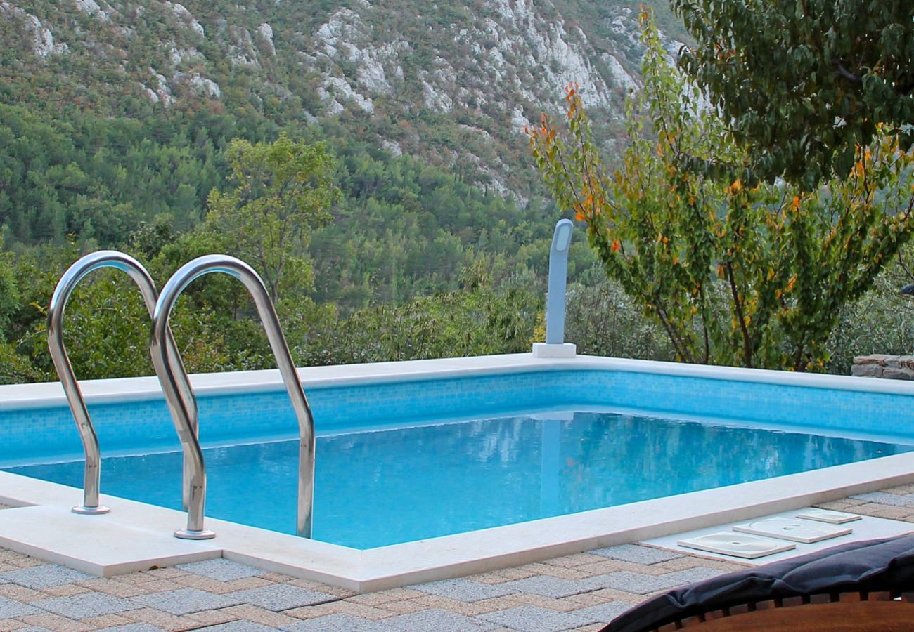 House in Omiš - Holiday Home in Omiš with Terrace, Air condition, WIFI, Washing machine (5202-1)