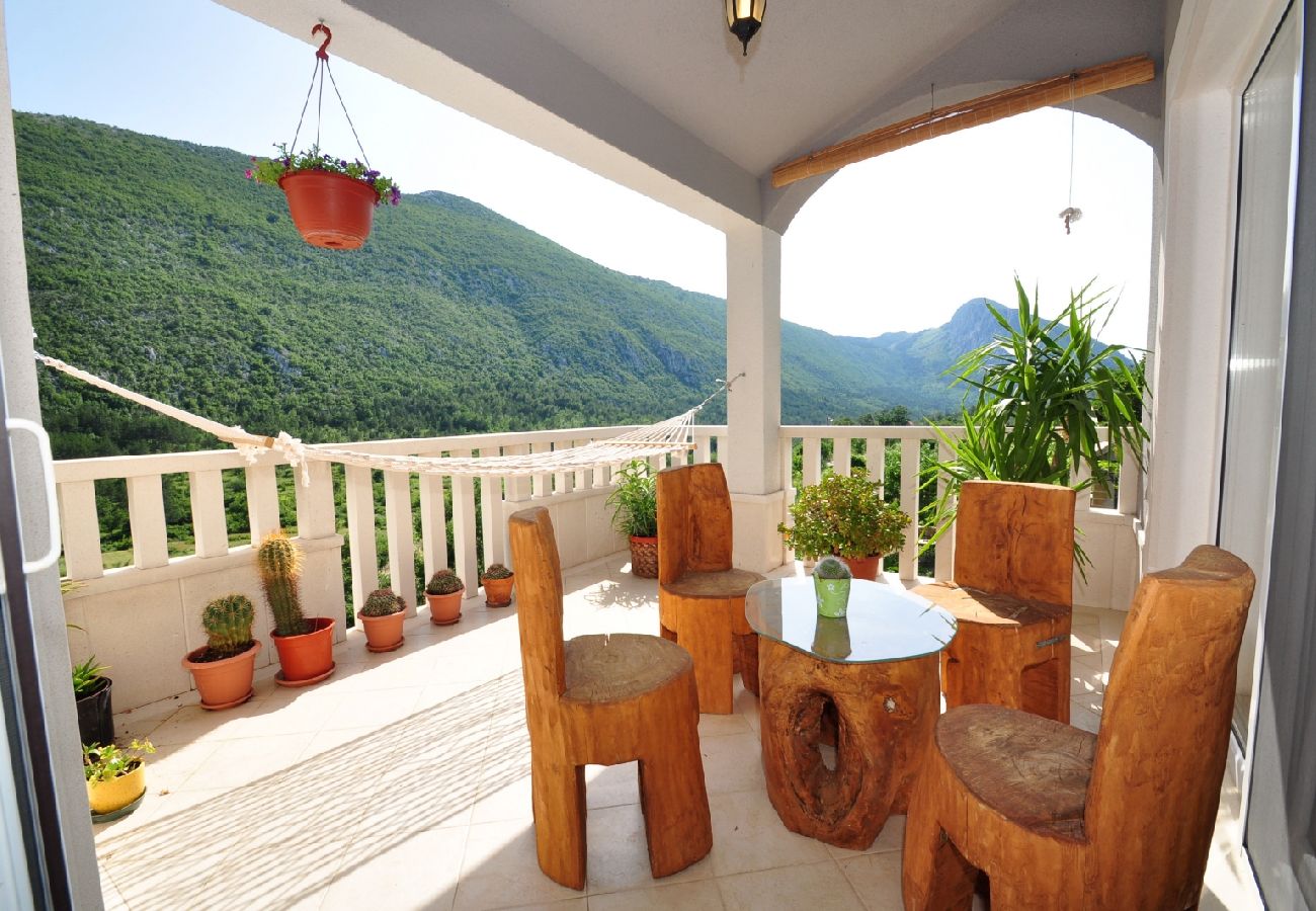 House in Omiš - Holiday Home in Omiš with Terrace, Air condition, WIFI, Washing machine (5202-1)