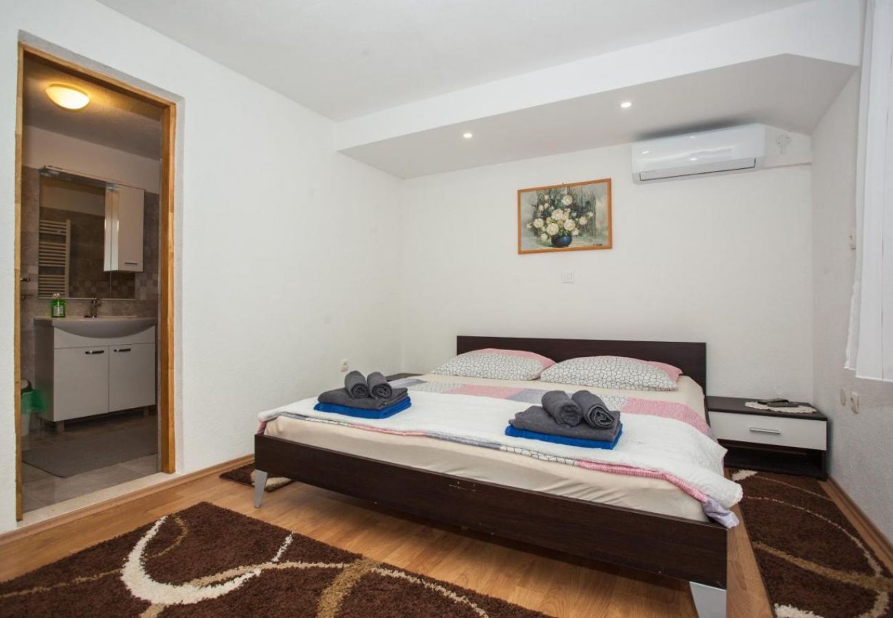 House in Omiš - Holiday Home in Omiš with Terrace, Air condition, WIFI, Washing machine (5202-1)