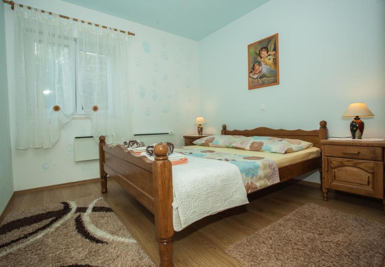 House in Omiš - Holiday Home in Omiš with Terrace, Air condition, WIFI, Washing machine (5202-1)