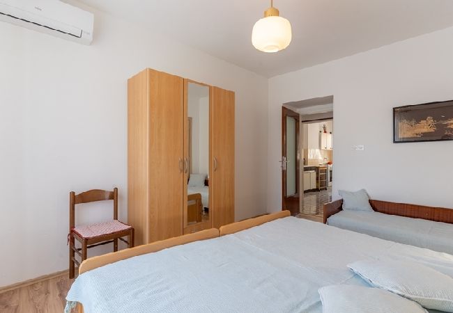 Apartment in Cres - Apartment in Cres with Terrace, Air condition, WIFI (5205-1) Apartment in Cres - Apartment in Cres with Terrace, Air condition, WIFI (5205-1)