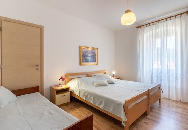 Apartment in Cres - Apartment in Cres with Terrace, Air condition, WIFI (5205-1) Apartment in Cres - Apartment in Cres with Terrace, Air condition, WIFI (5205-1)