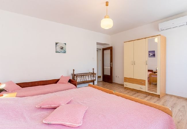 Apartment in Cres - Apartment in Cres with Terrace, Air condition, WIFI (5205-1) Apartment in Cres - Apartment in Cres with Terrace, Air condition, WIFI (5205-1)