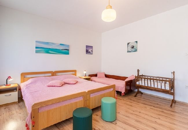 Apartment in Cres - Apartment in Cres with Terrace, Air condition, WIFI (5205-1) Apartment in Cres - Apartment in Cres with Terrace, Air condition, WIFI (5205-1)