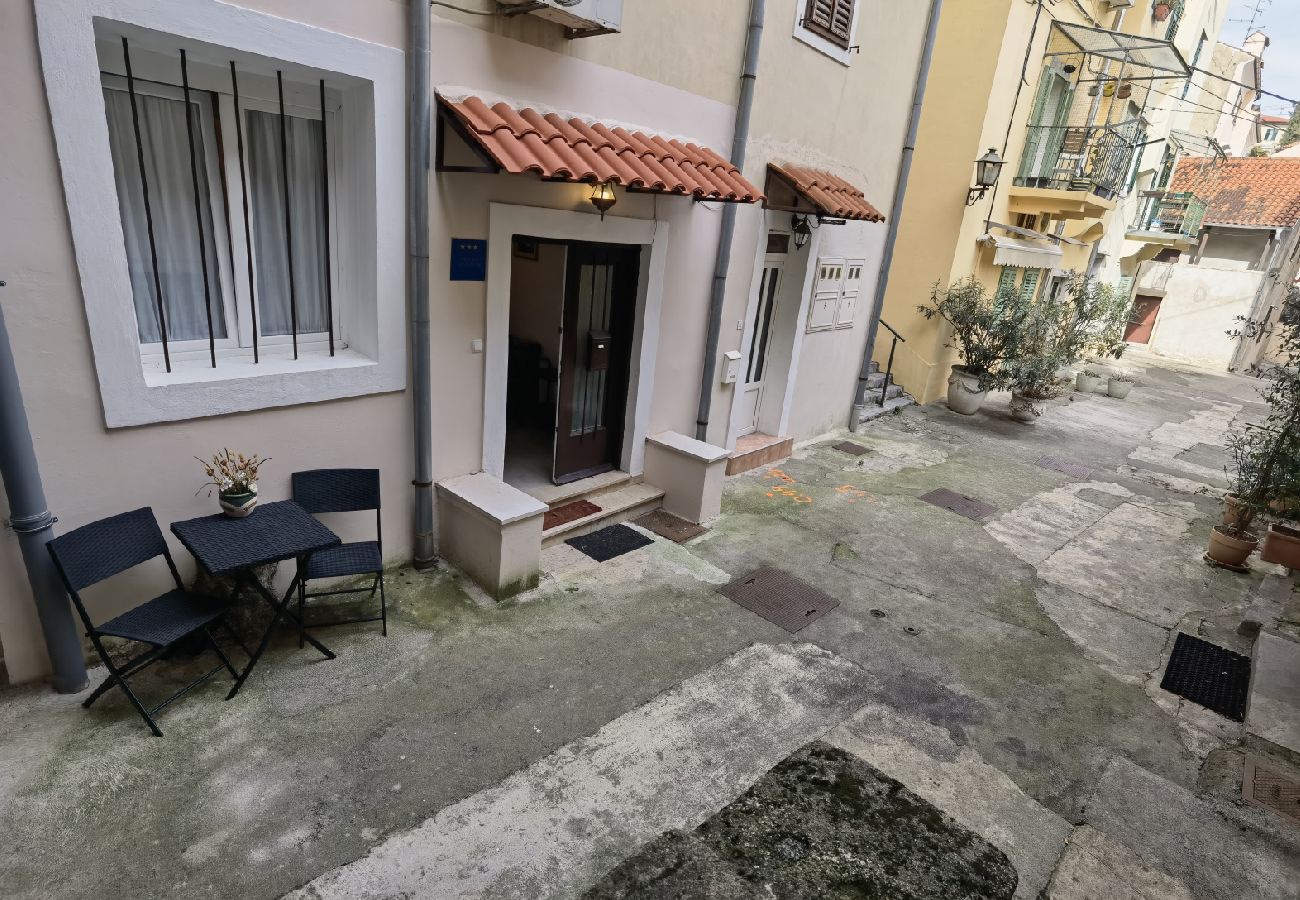 Studio in Opatija - Studio apartment in Opatija with Terrace, Air condition, WIFI, Washing machine (5211-1)