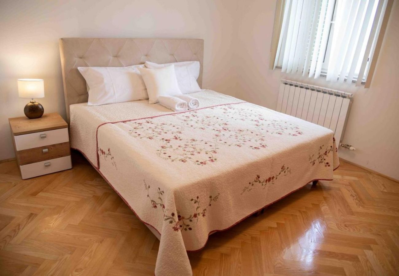 House in Nin - Holiday Home in Zaton (Zadar) with Terrace, Air condition, WIFI, Washing machine (5186-1)