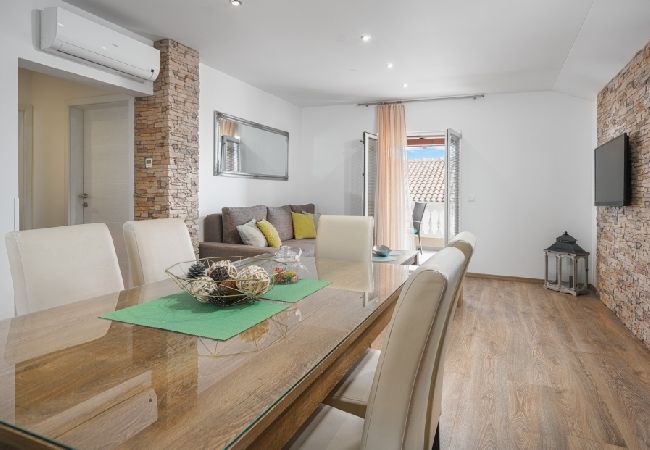 Apartment in Vodice - Apartment in Vodice with Seaview, Balcony, Air condition, WIFI (82-2) Apartment in Vodice - Apartment in Vodice with Seaview, Balcony, Air condition, WIFI (82-2)