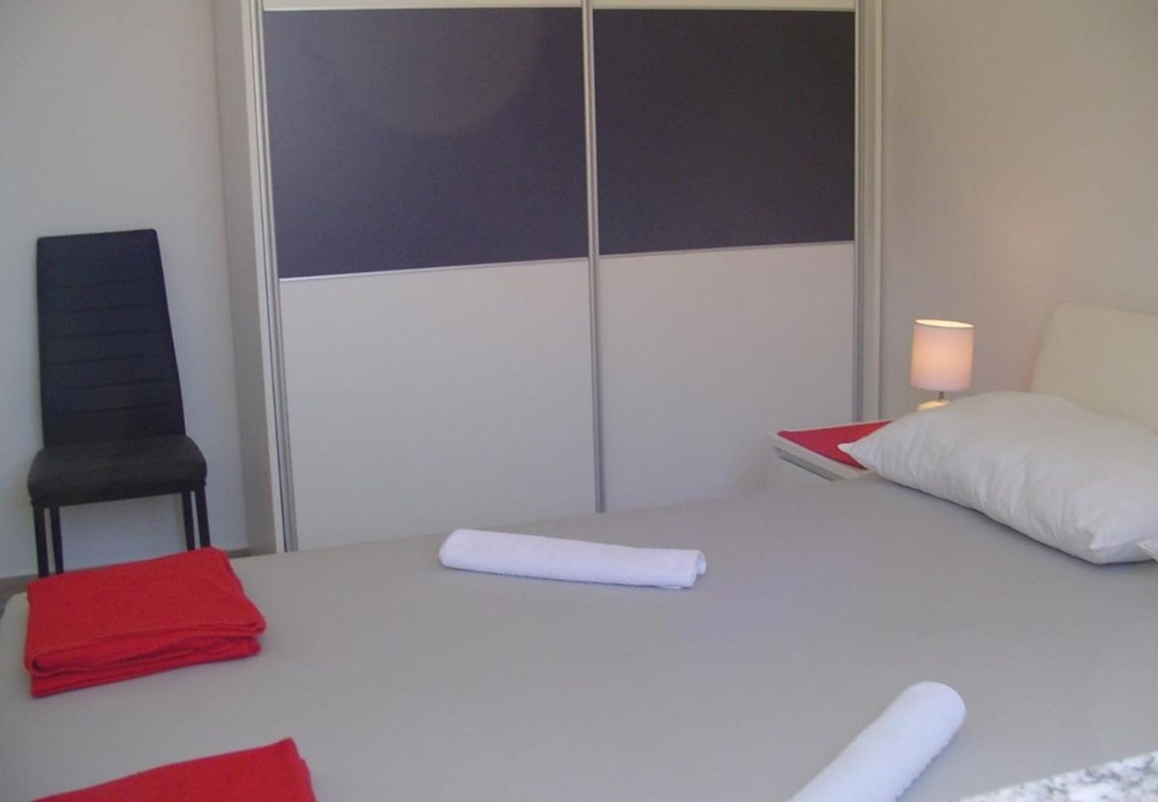 Apartment in Turanj - Apartment in Turanj with garden access, washing machine, air conditioning, Wi-Fi (5236-1)