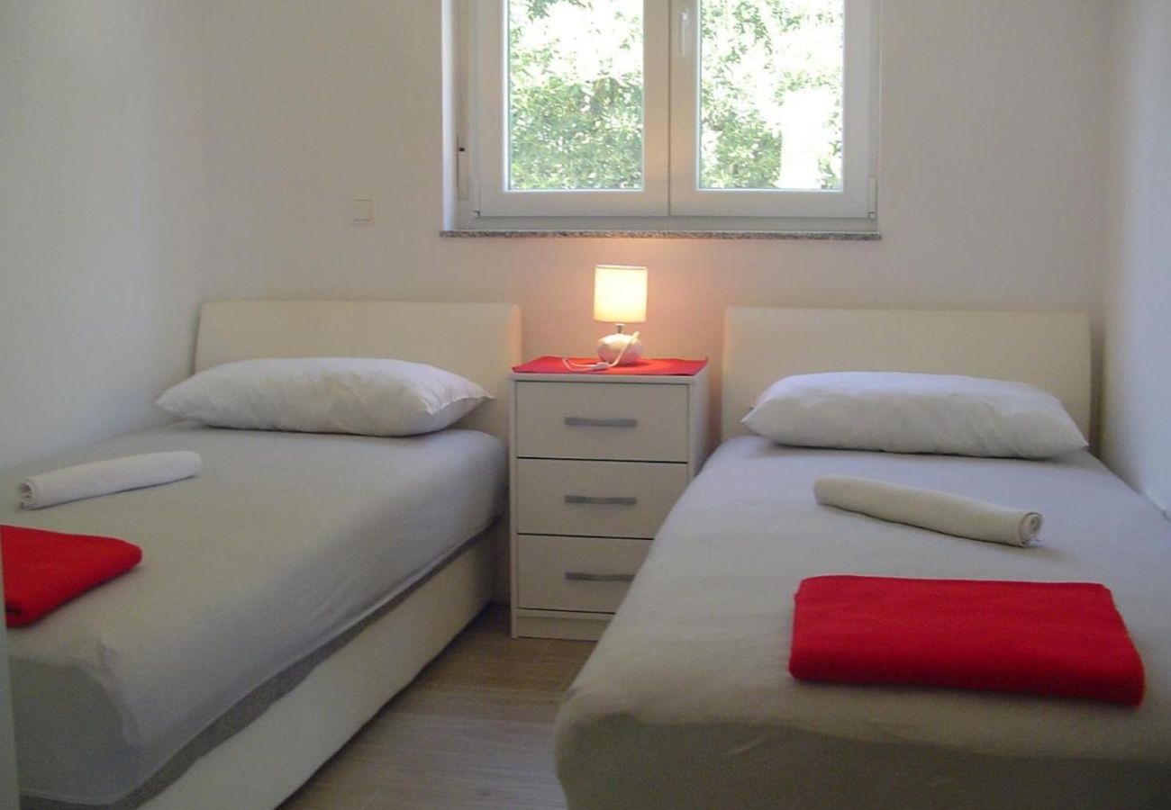 Apartment in Turanj - Apartment in Turanj with garden access, washing machine, air conditioning, Wi-Fi (5236-1)