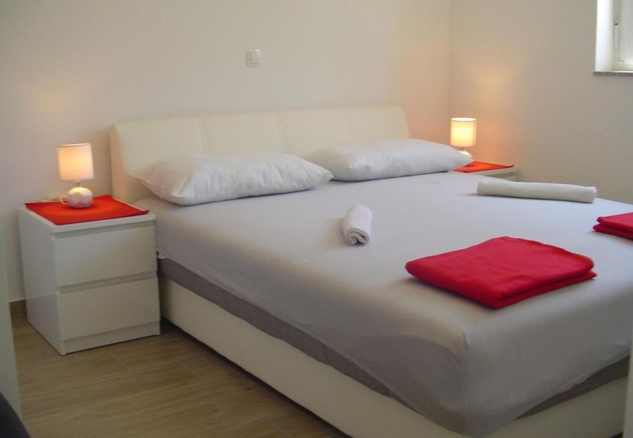 Apartment in Turanj - Apartment in Turanj with garden access, washing machine, air conditioning, Wi-Fi (5236-1)