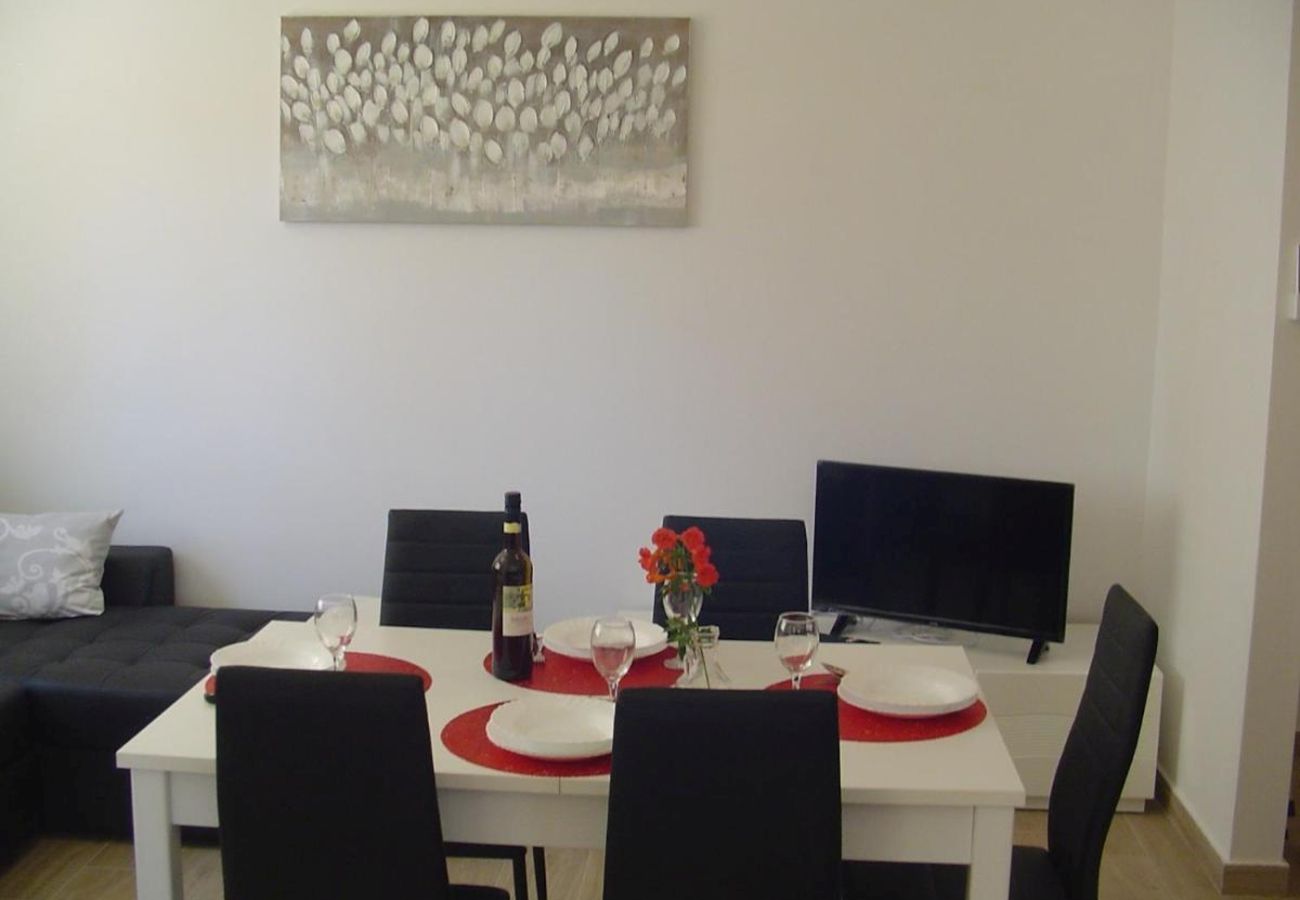 Apartment in Turanj - Apartment in Turanj with garden access, washing machine, air conditioning, Wi-Fi (5236-1)