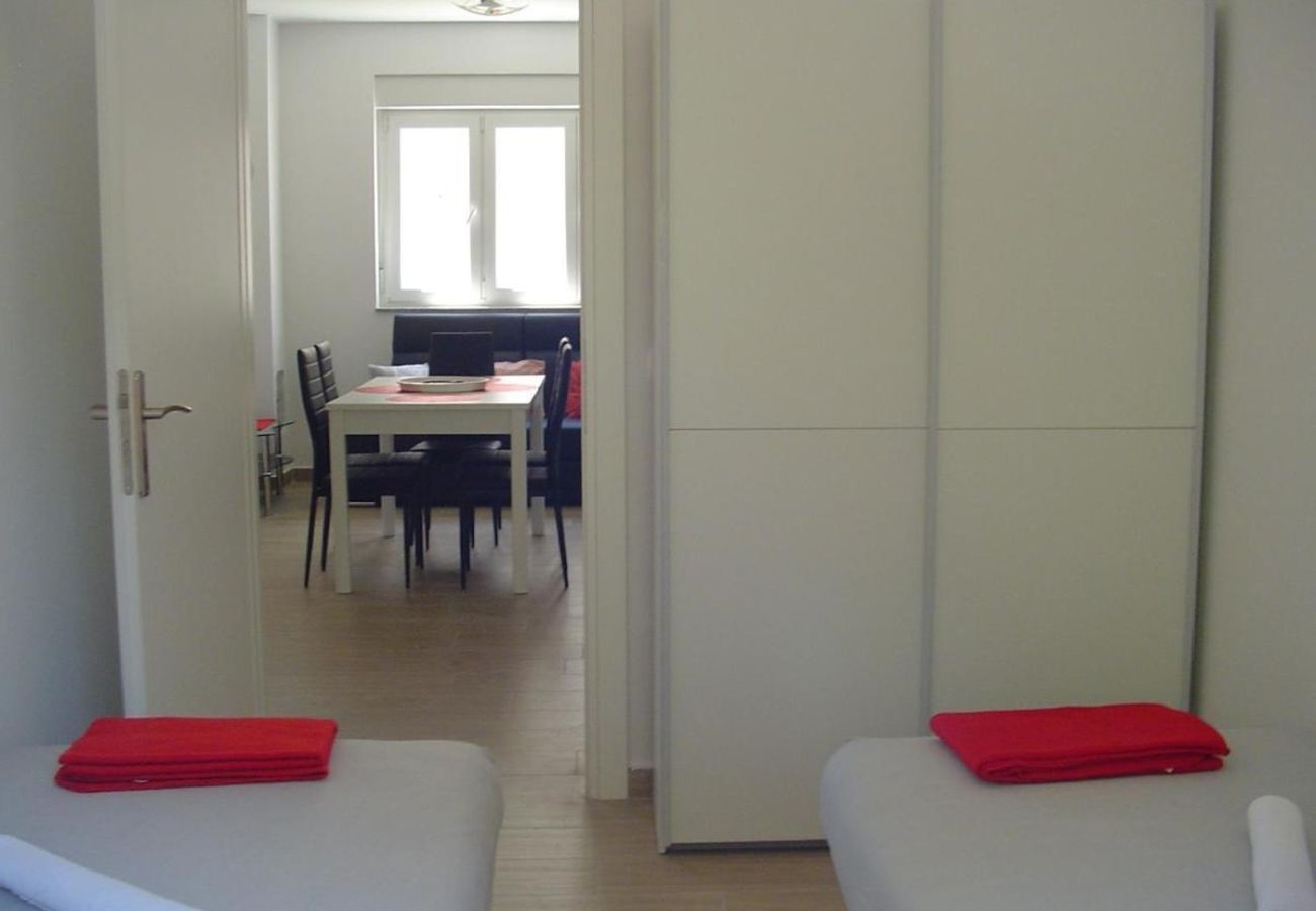 Apartment in Turanj - Apartment in Turanj with garden access, washing machine, air conditioning, Wi-Fi (5236-1)