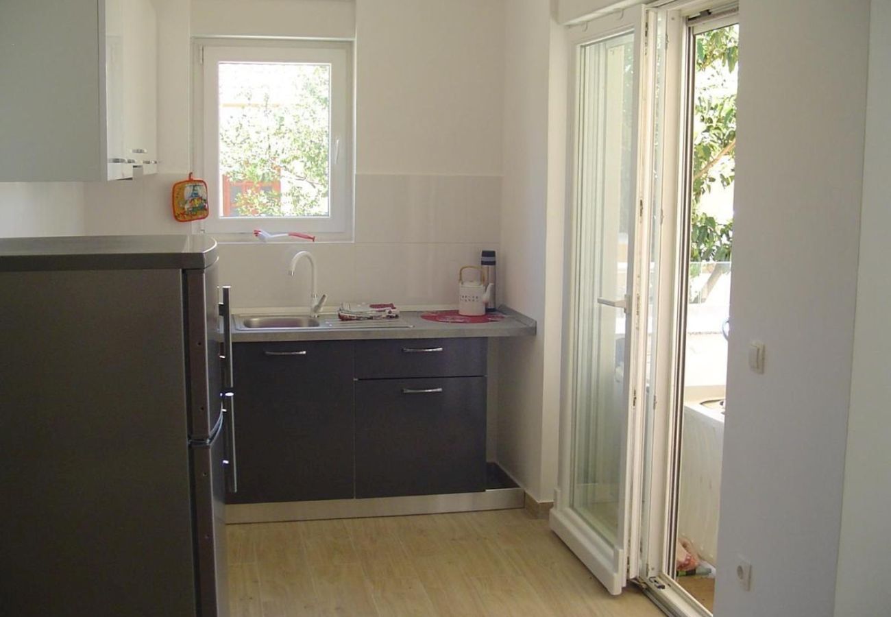 Apartment in Turanj - Apartment in Turanj with garden access, washing machine, air conditioning, Wi-Fi (5236-1)