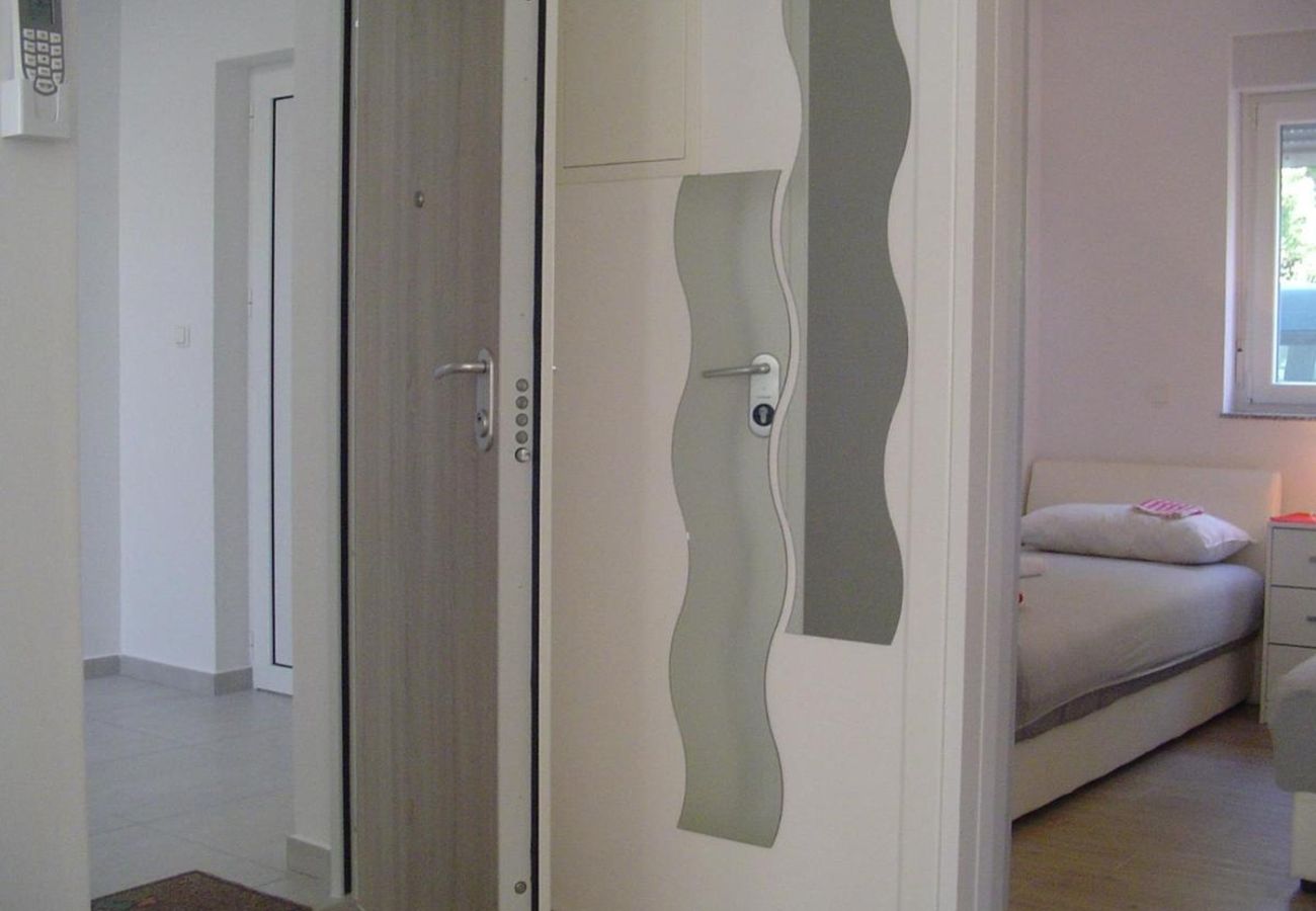 Apartment in Turanj - Apartment in Turanj with garden access, washing machine, air conditioning, Wi-Fi (5236-1)